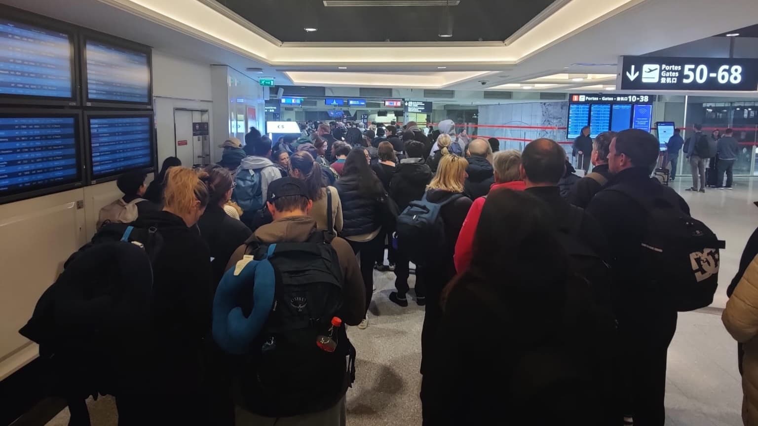 Ryanair calls for suspension of EES biometric checks at French airports amid two-hour queues