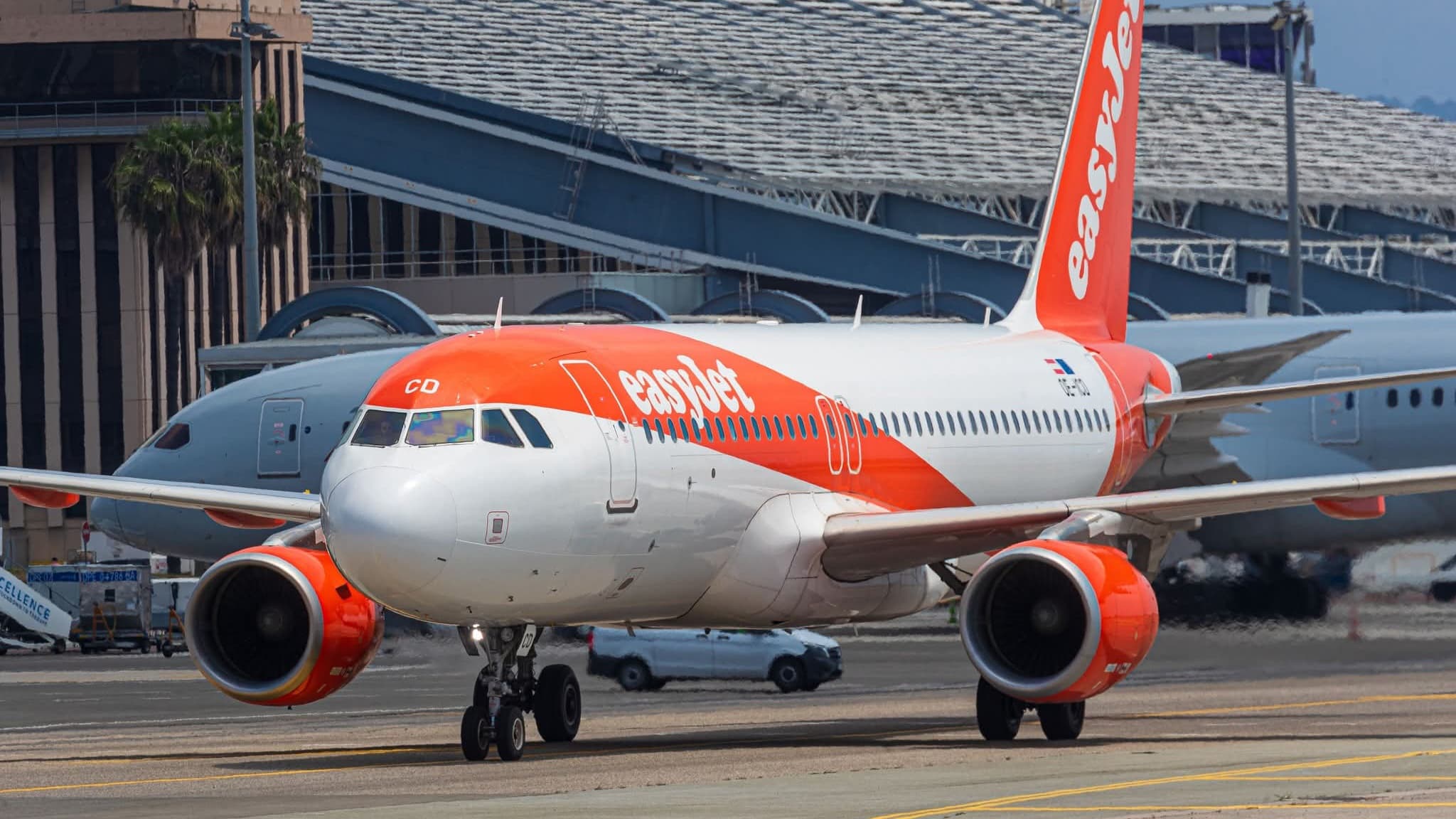 EasyJet freezes fuel surcharges until 2027: what it means for aviation students