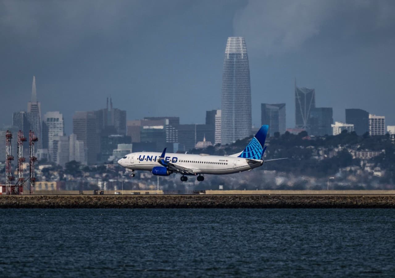 United Airlines' Military Pilot Program: 600 Hired, 500 More by 2027