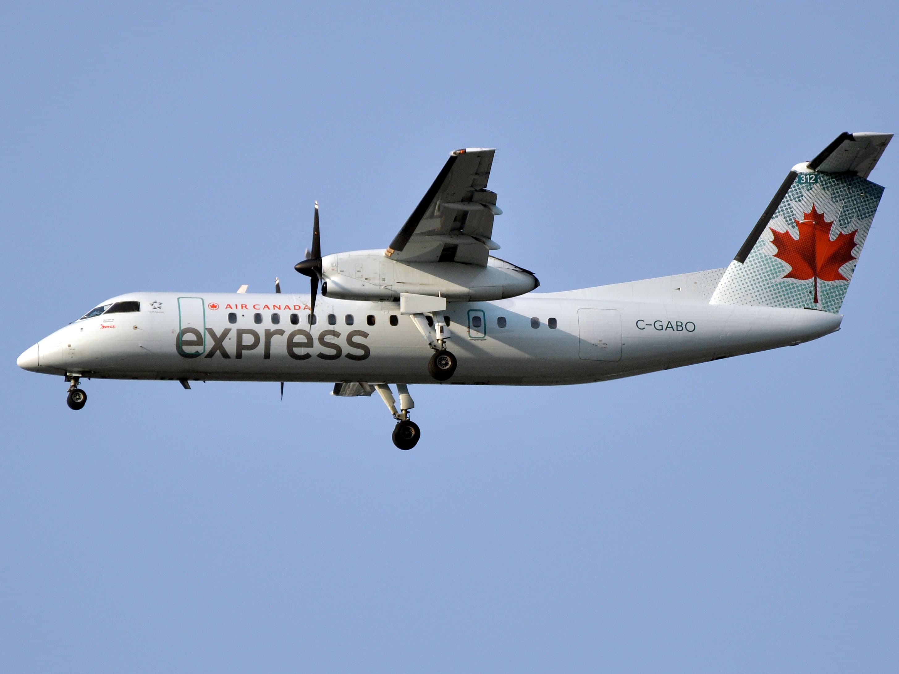 Medical Emergency in Flight: Air Canada Captain Incapacitated, Diversion to Boston Highlights Crew Resource Management
