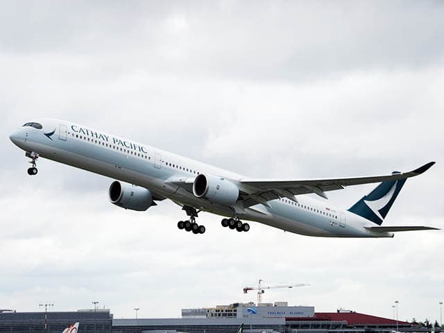 NATO QRA Alert: Hungarian Gripens Intercept Cathay Pacific A350 Over Romania