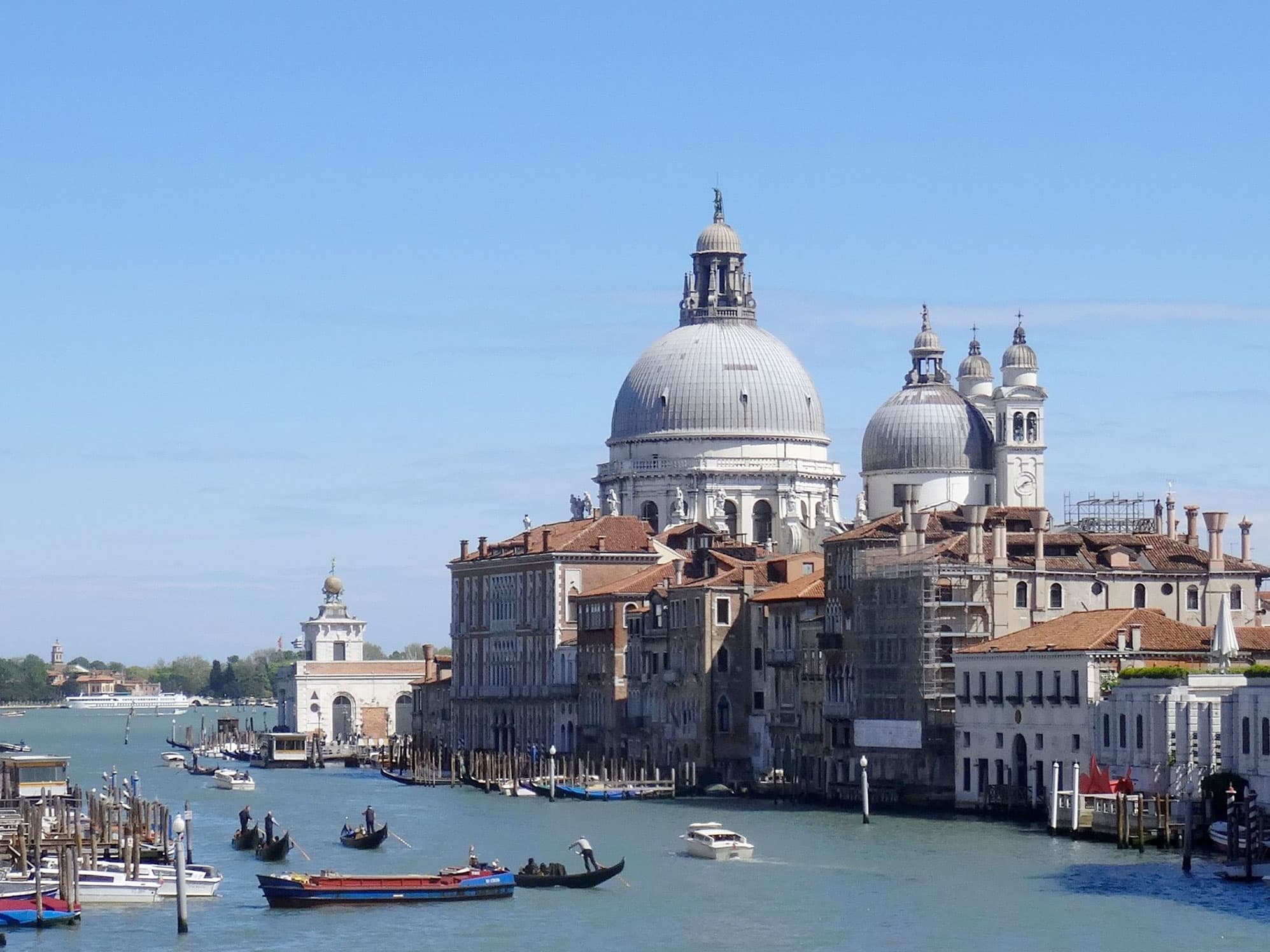 Northern Italy’s summer boom: easyJet expands from Nantes as tourism surges