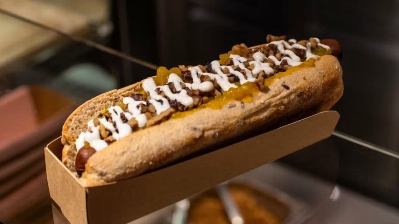 SWISS First Class Now Serves a Gourmet Hot Dog: A Lesson in Premium Cabin Catering for ATPL and ATC Students